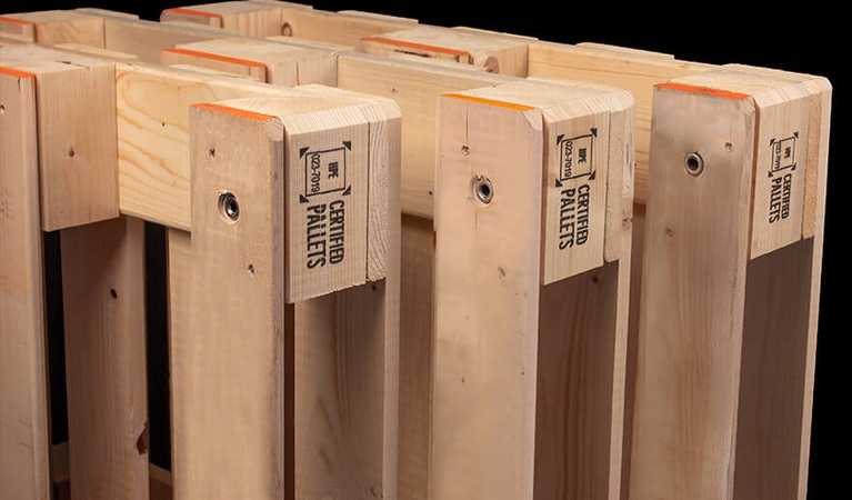 Holzpalette mit dem Aufdruck Certified Pallets