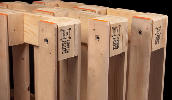 Holzpalette mit dem Aufdruck Certified Pallets